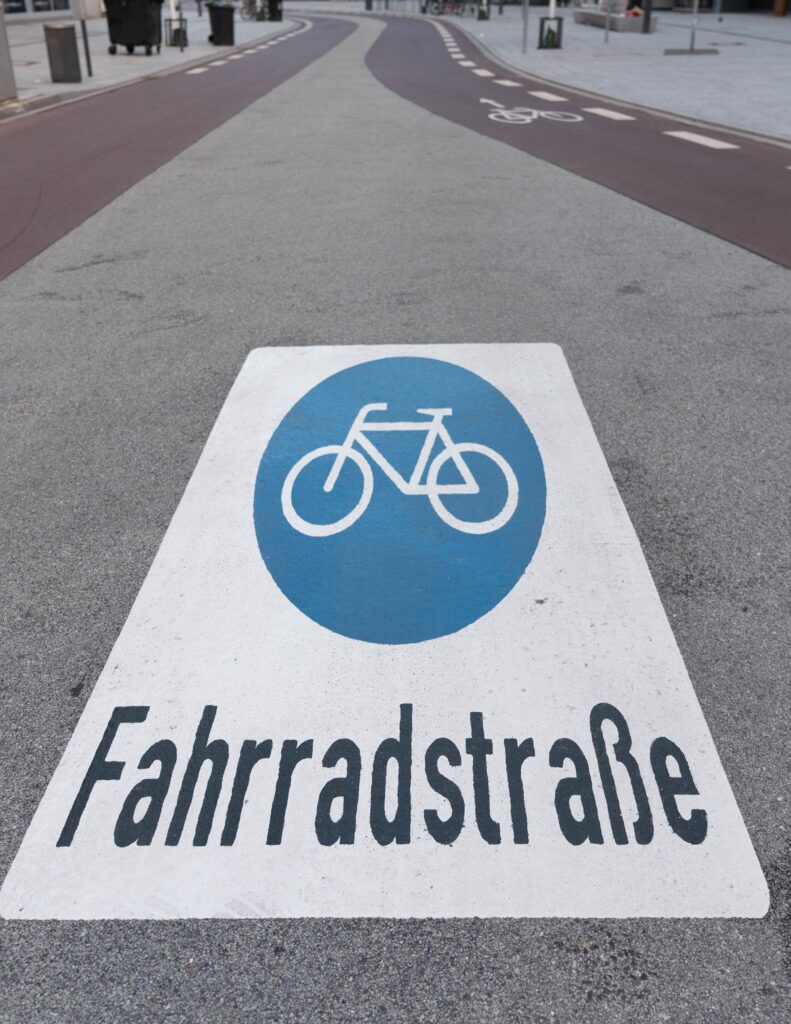 Shutterstock. (2018). Fahrradstrasse (bike street) [Fotografia]. Shutterstock.com. https://www.shutterstock.com/image-photo/fahrradstrasse-bike-street-790046197