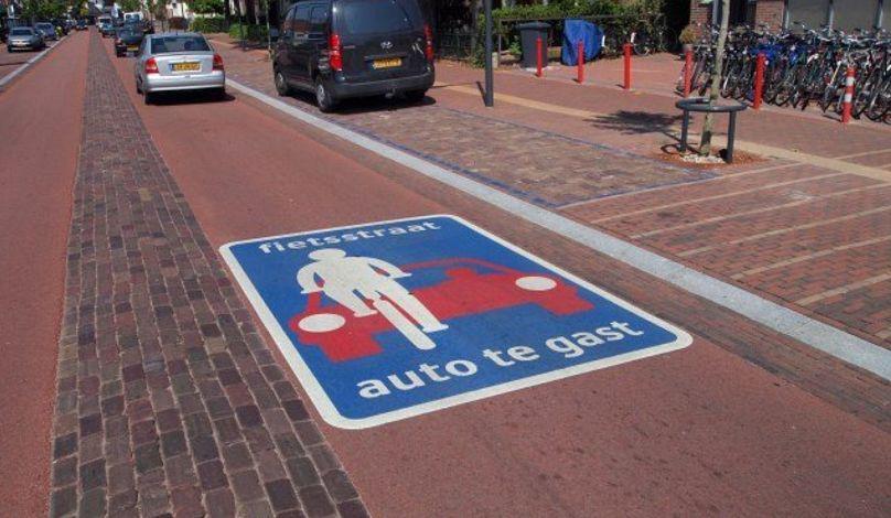 Kloentje2. (2015). Fietsstraat Oss [Fotografia]. Wikimedia Commons. wikimedia.org