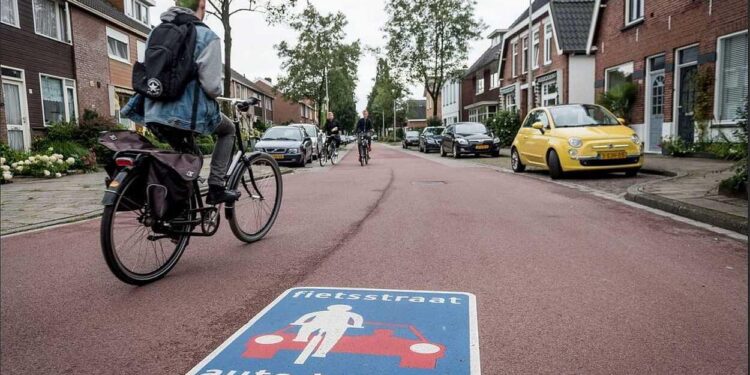 de Volkskrant. (2018). Fietsers winnen de auto-oorlog – waarom dan nog altijd zo agressief? [Fotografia]. Volkskrant.nl. https://www.volkskrant.nl/